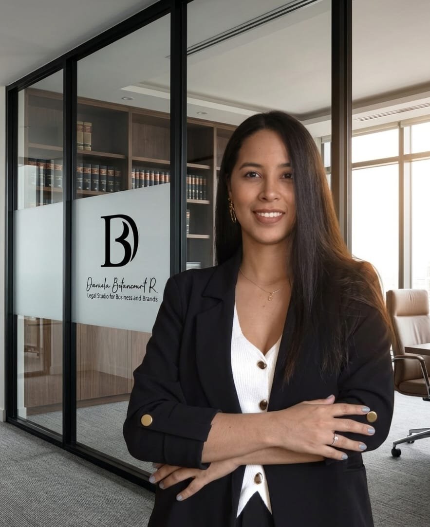 foto de mujer de pie en una oficina