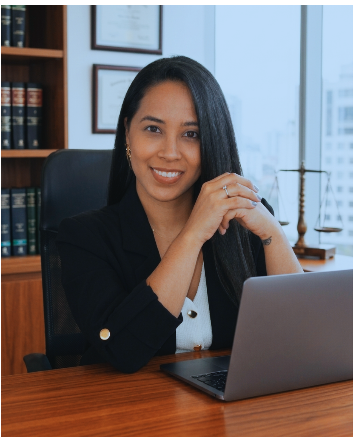 Mujer en escritorio de oficina elegante